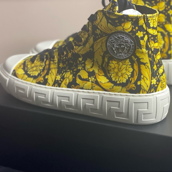 👑🌟🔥STUNNING VERCSACE SNEAKERS 🔥🌟👑 - Picture 5 of 12